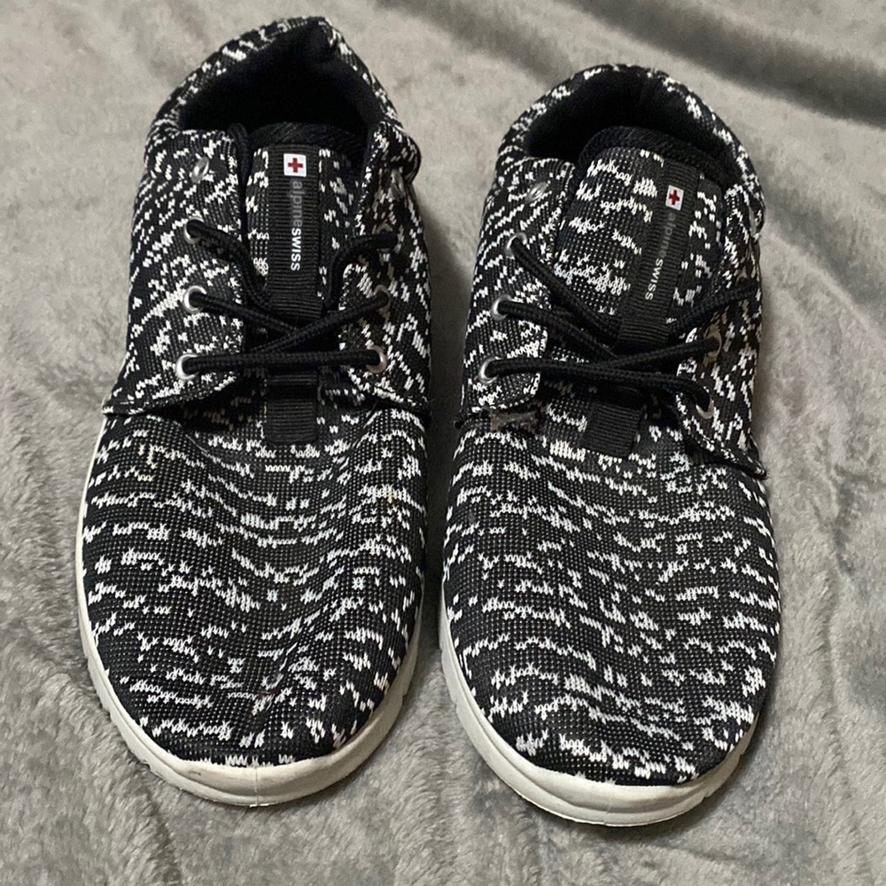 Size 9 men’s casual sneaker shoes